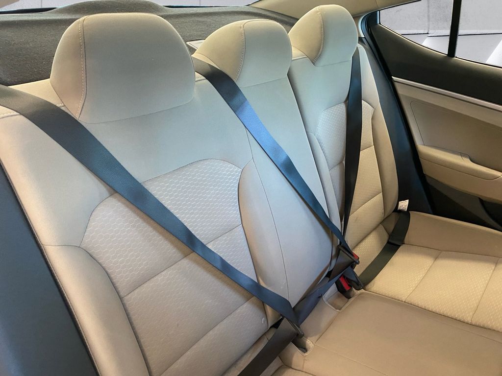 2019 Hyundai Elantra SE photo 14