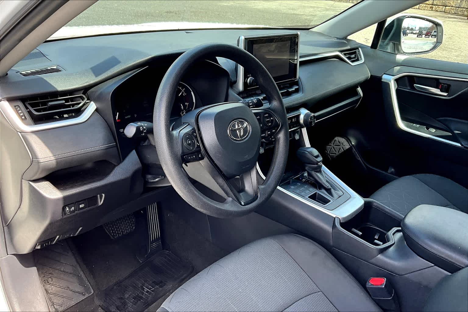 2023 Toyota RAV4 XLE photo 6