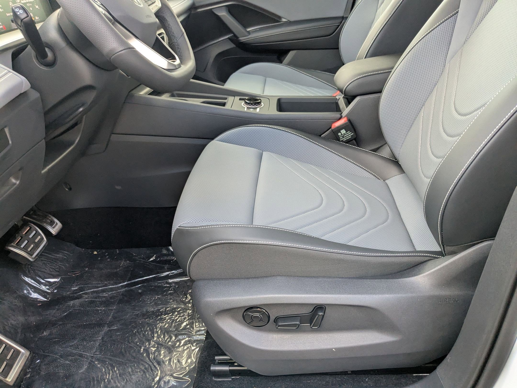 2026 Volkswagen Tiguan SE R-Line Black photo 3