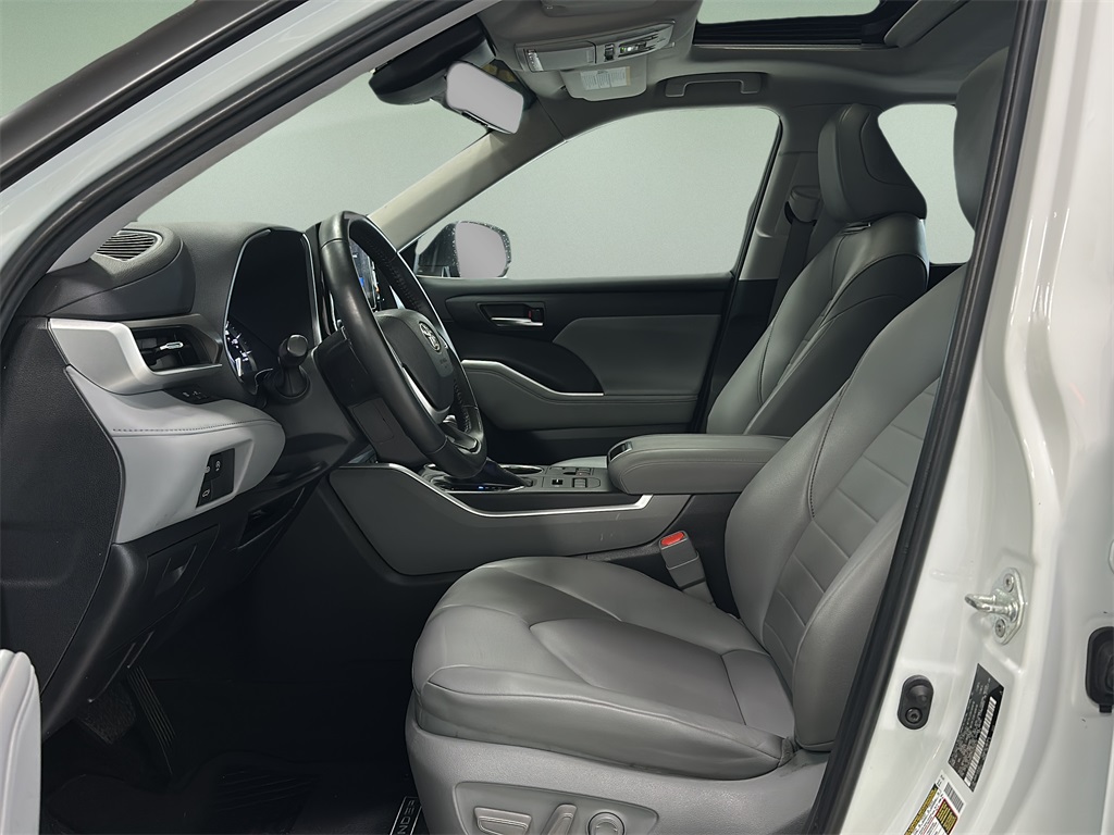 2023 Toyota Highlander L photo 4