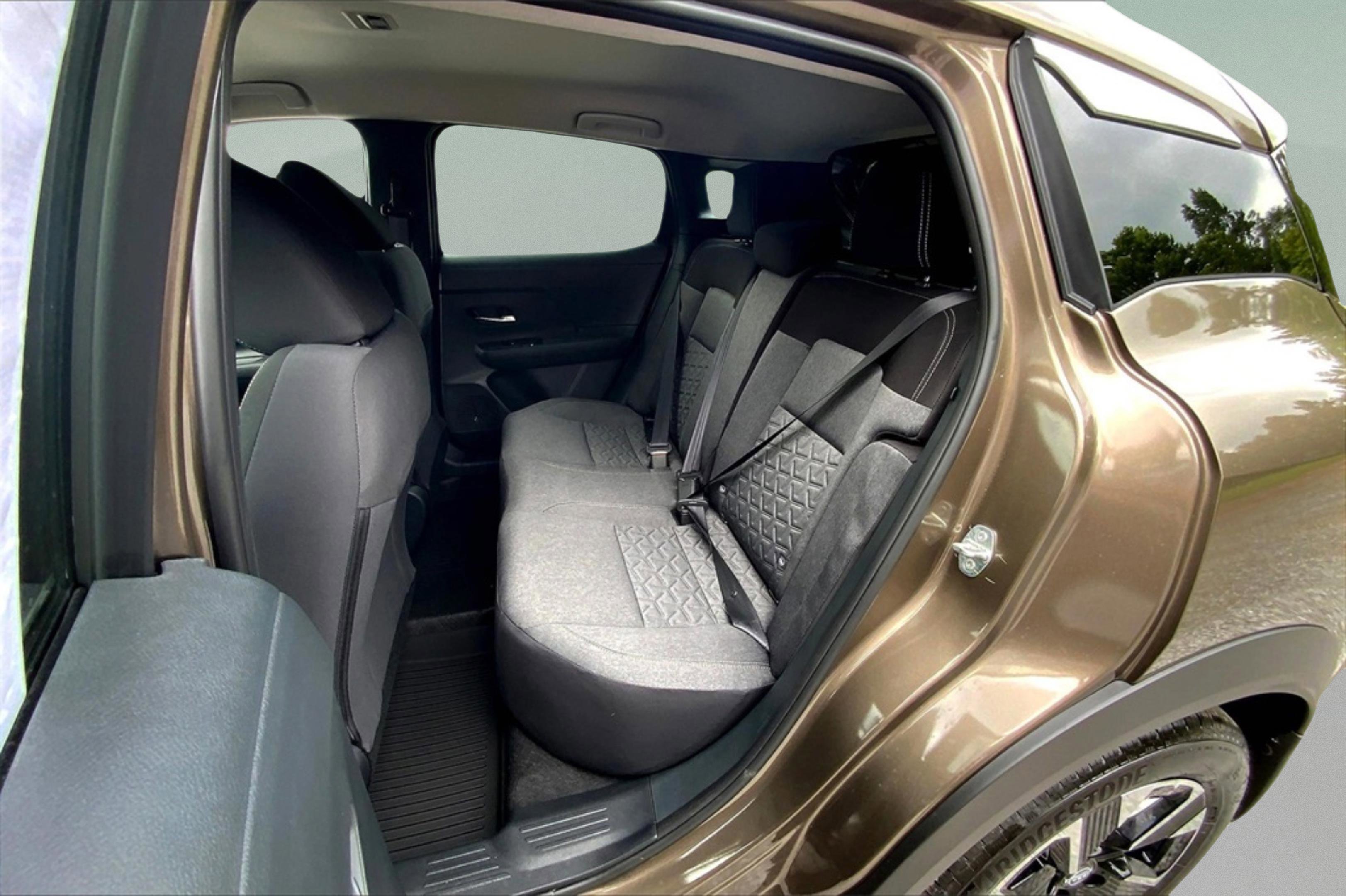 2025 Nissan Kicks SV photo 9