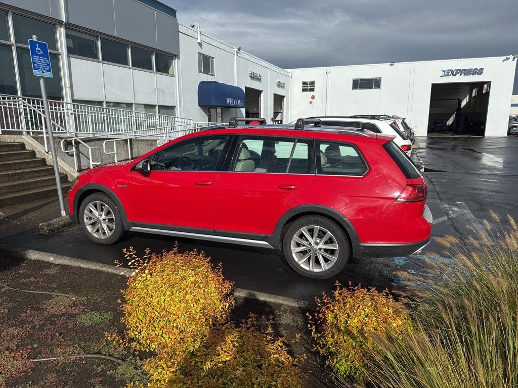 2017 Volkswagen Golf Alltrack TSI photo 3