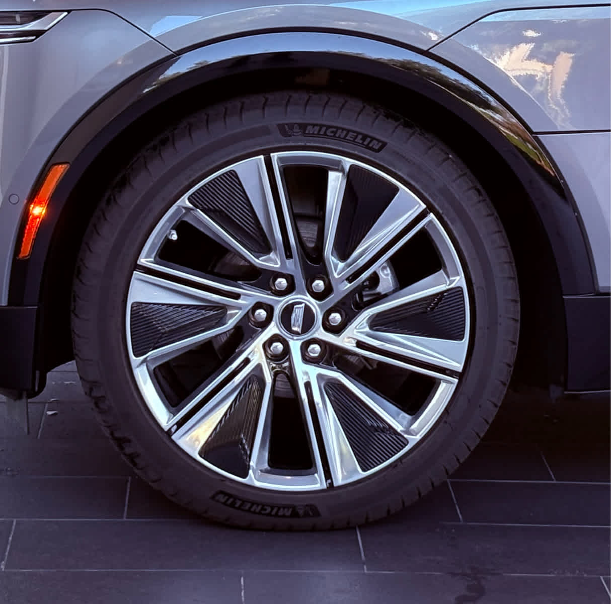 2023 Cadillac Lyriq Luxury photo 9