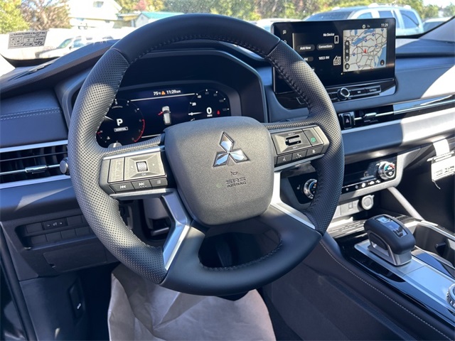 2025 Mitsubishi Outlander SE photo 3