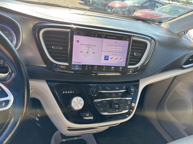 2021 Chrysler Pacifica Touring L photo 18