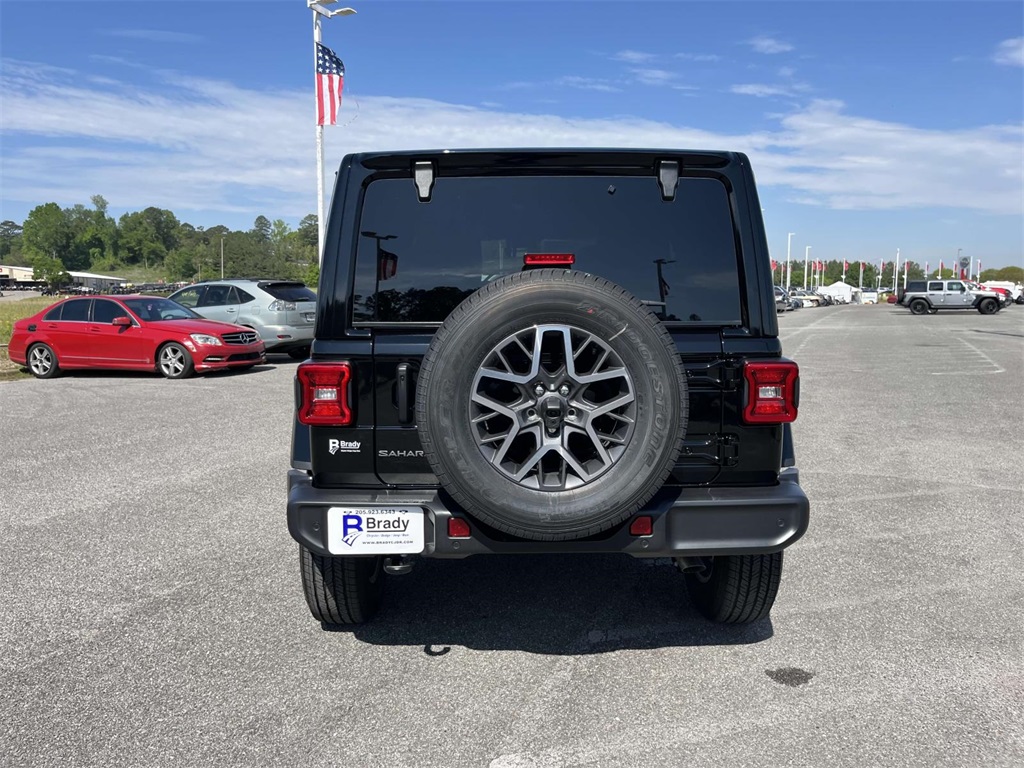 2025 Jeep Wrangler Sahara photo 4