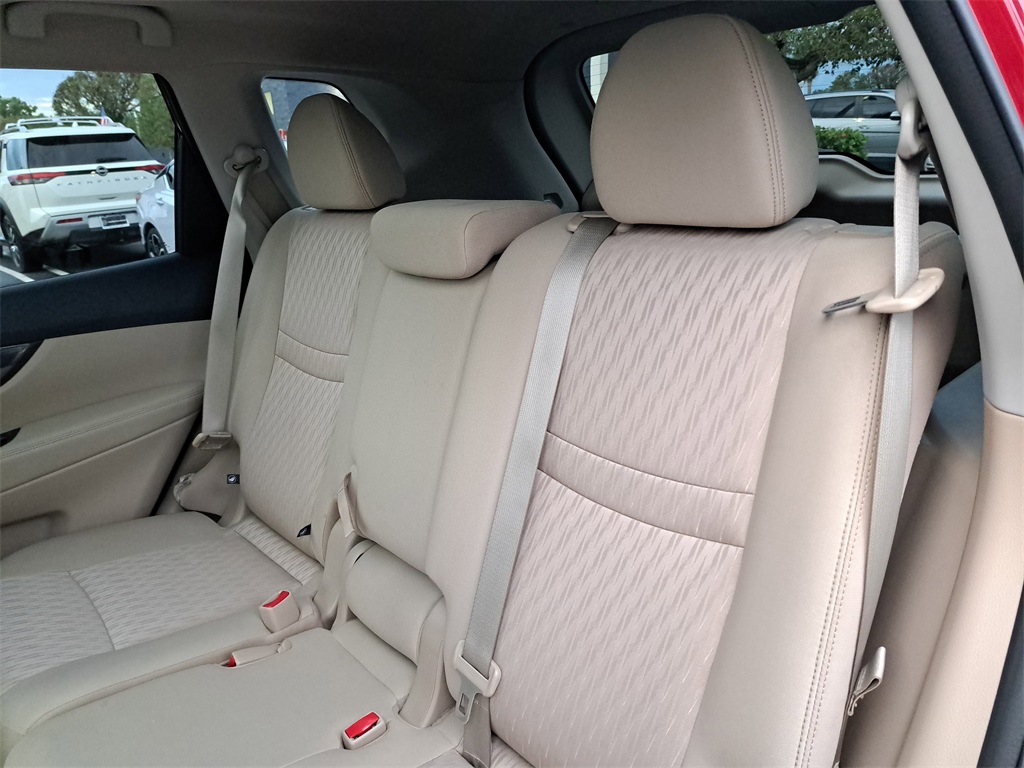 2017 Nissan Rogue SV photo 12