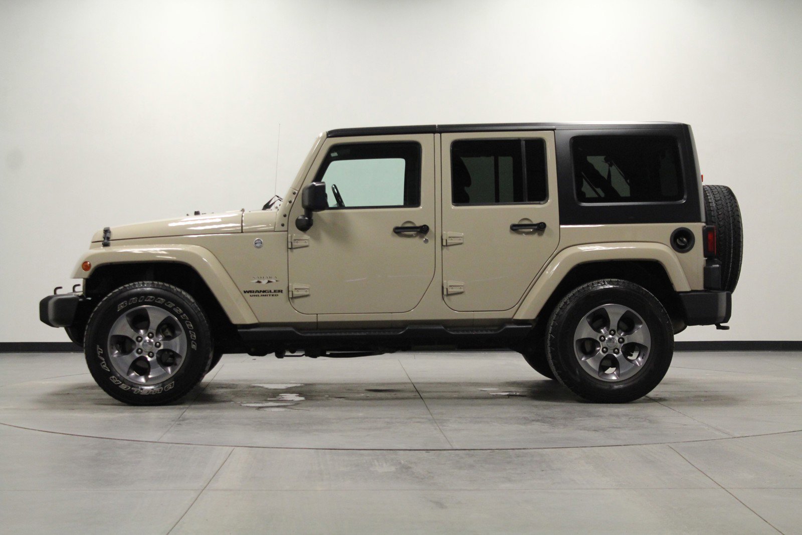 2016 Jeep Wrangler Unlimited Sahara photo 6