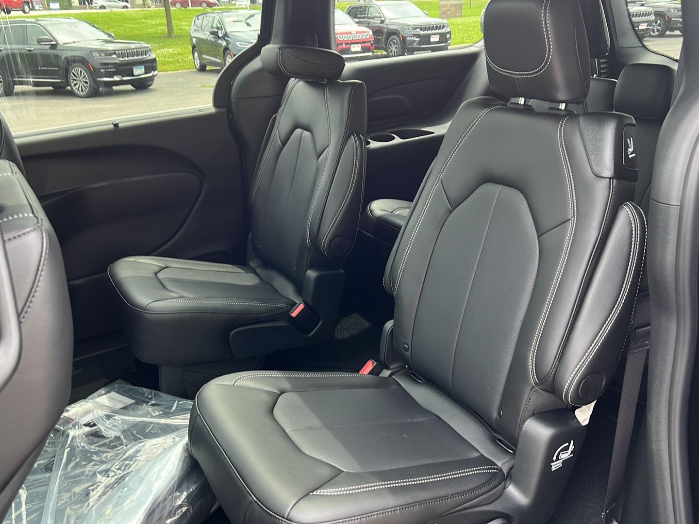 2025 Chrysler Pacifica photo 18