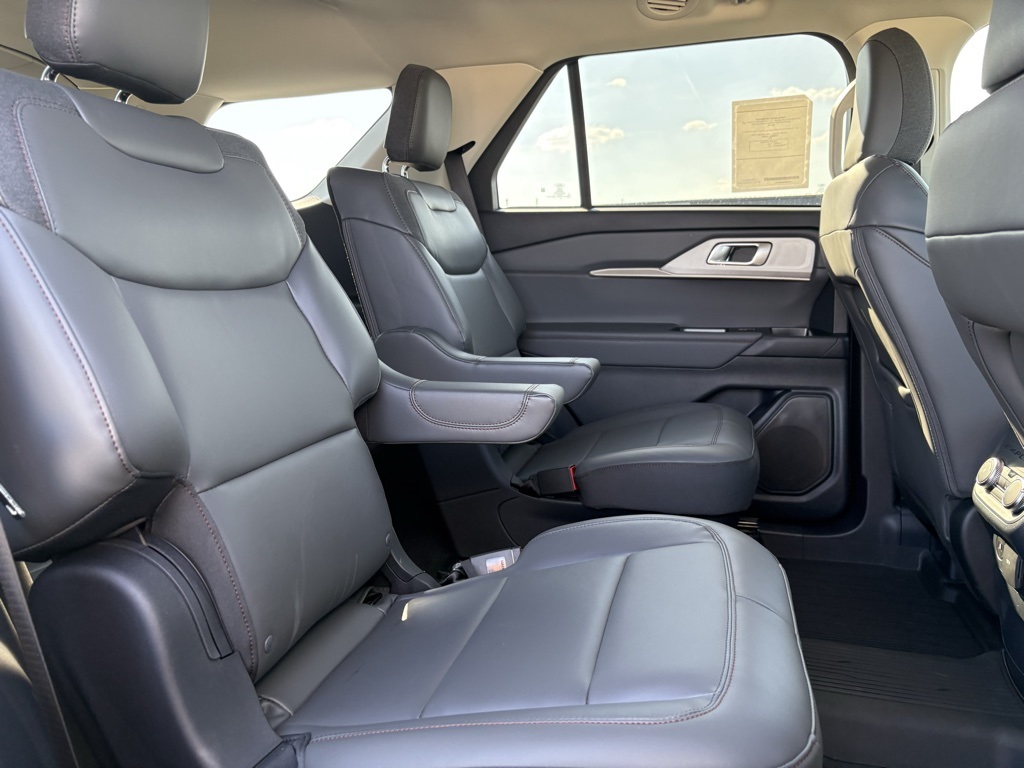 2025 Ford Explorer photo 30