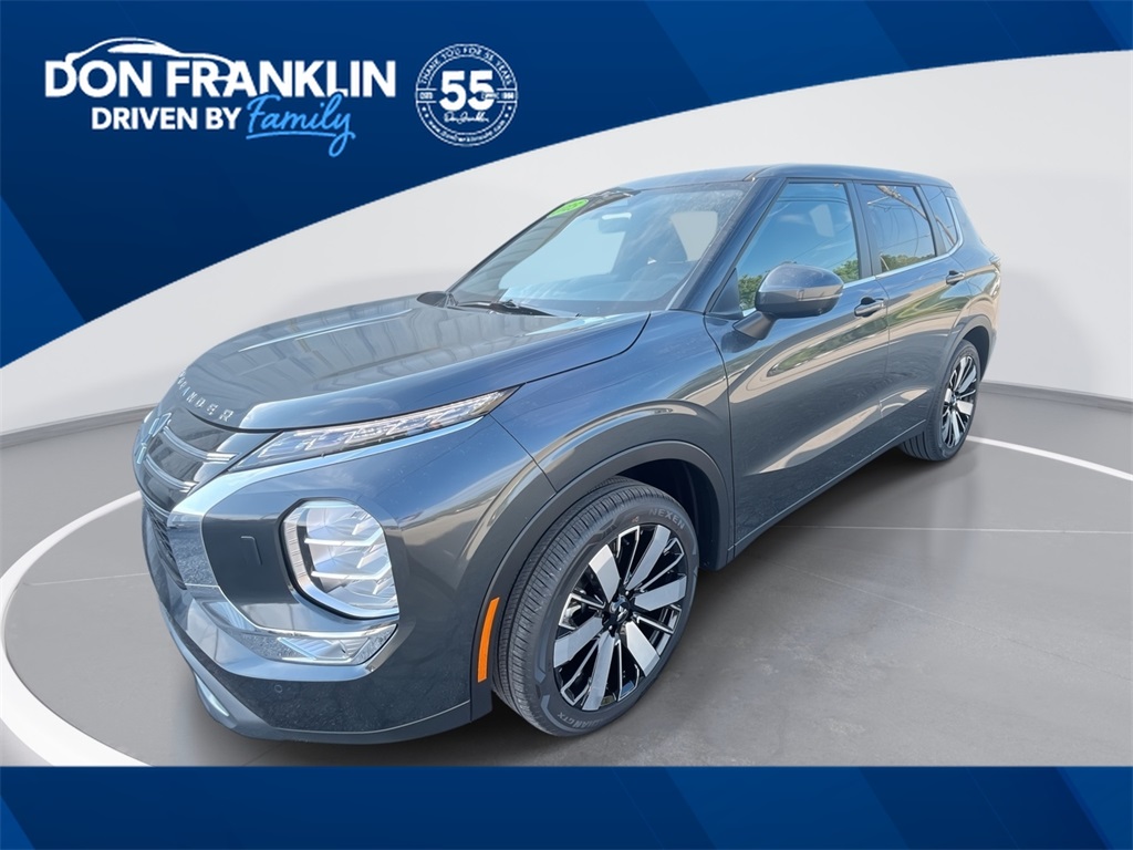 2025 Mitsubishi Outlander SE's photo