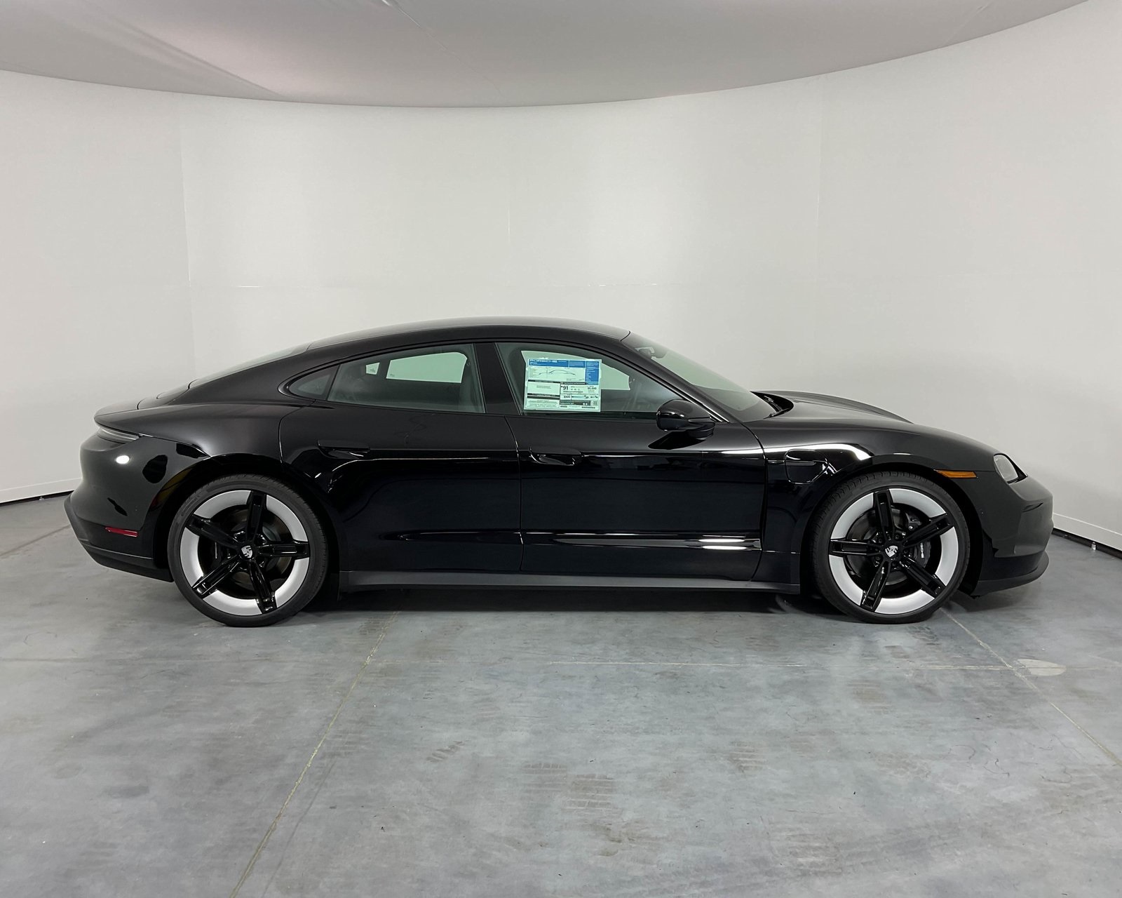 2025 Porsche Taycan photo 8