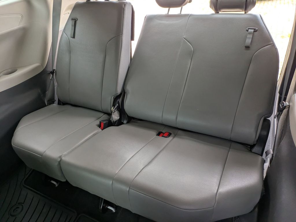 2022 Toyota Sienna XLE photo 22