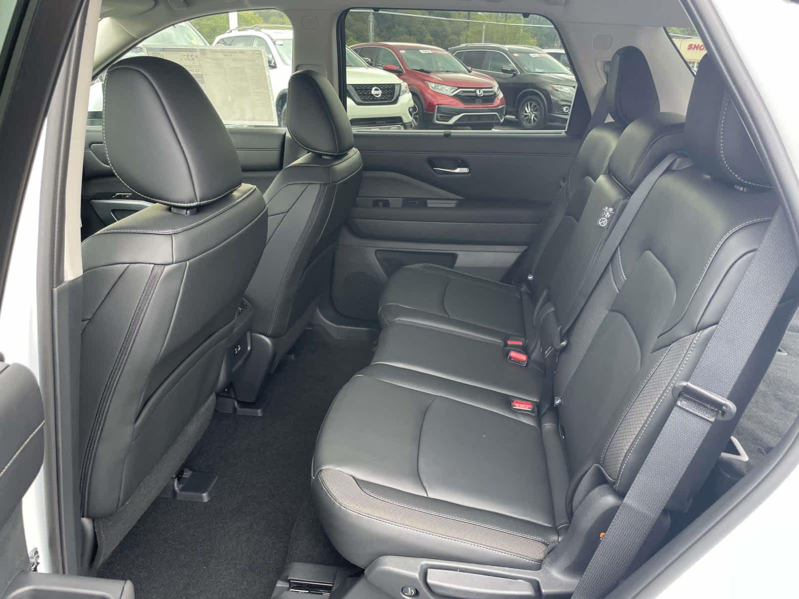 2025 Nissan Pathfinder SL photo 11