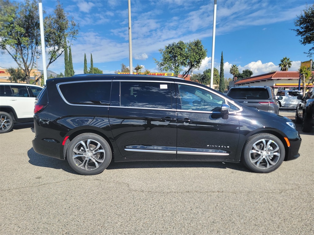 2026 Chrysler Pacifica Pinnacle photo 3
