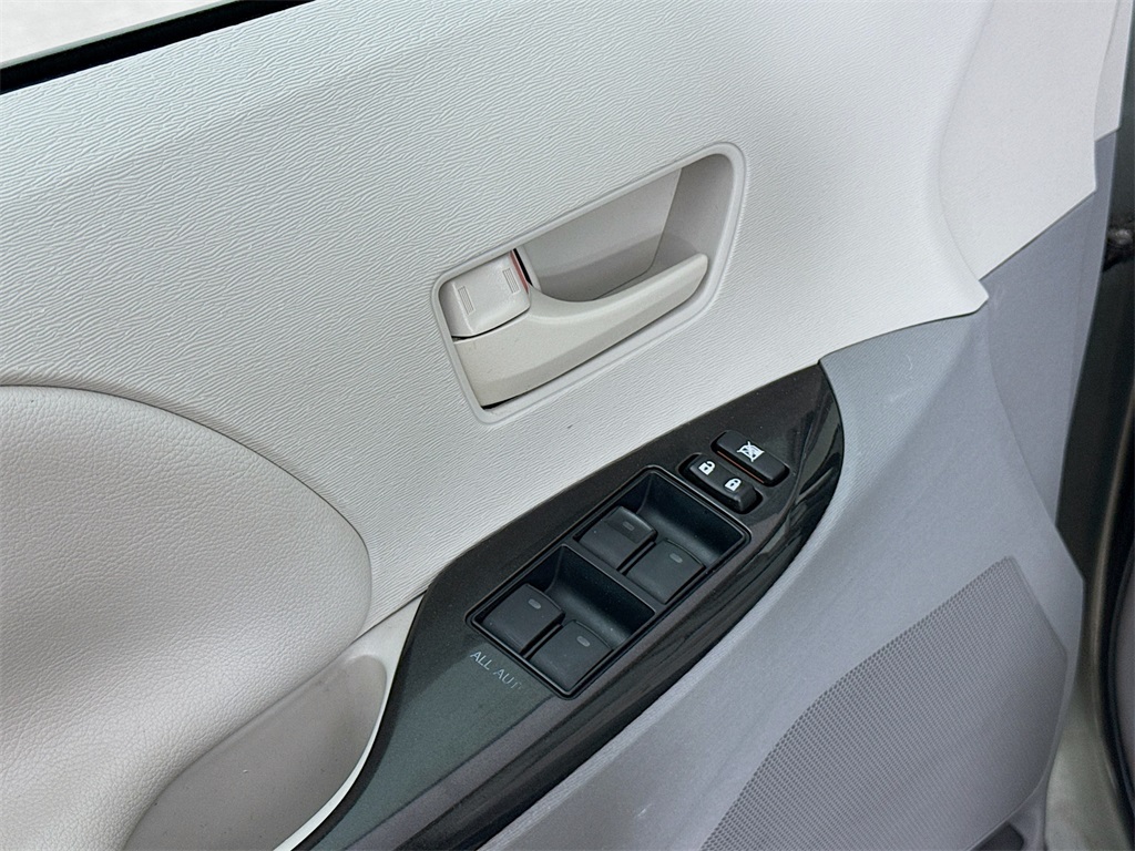 2011 Toyota Sienna LE photo 17