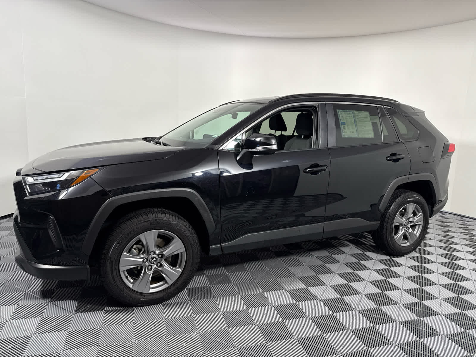 2024 Toyota RAV4 XLE photo 3
