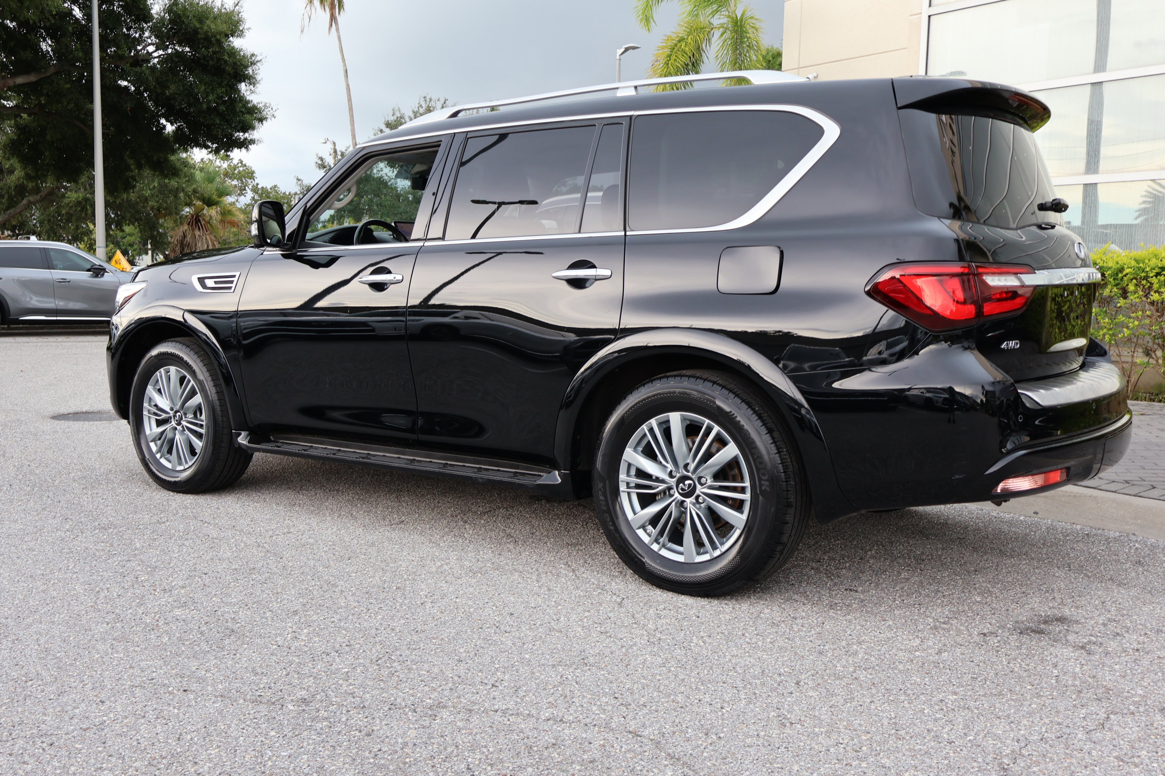 2022 Infiniti QX80 Luxe photo 5