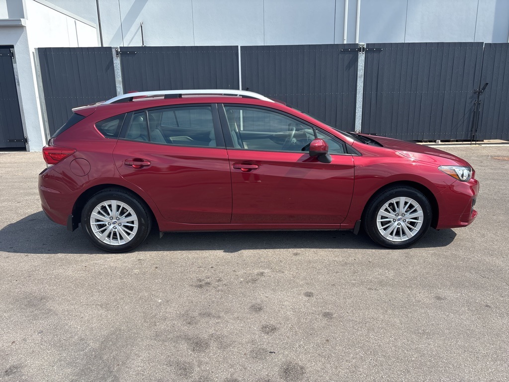 2017 Subaru Impreza 2.0i Premium photo 2
