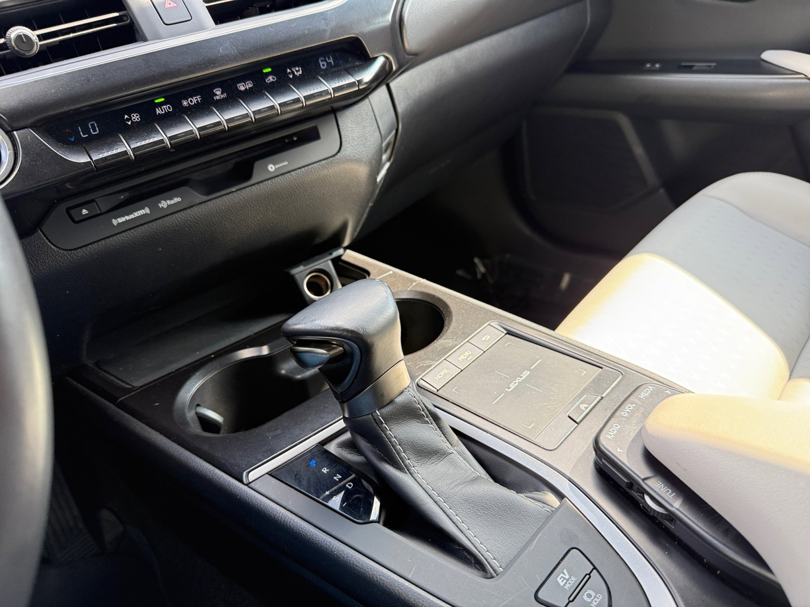 2020 Lexus UX 250h photo 13