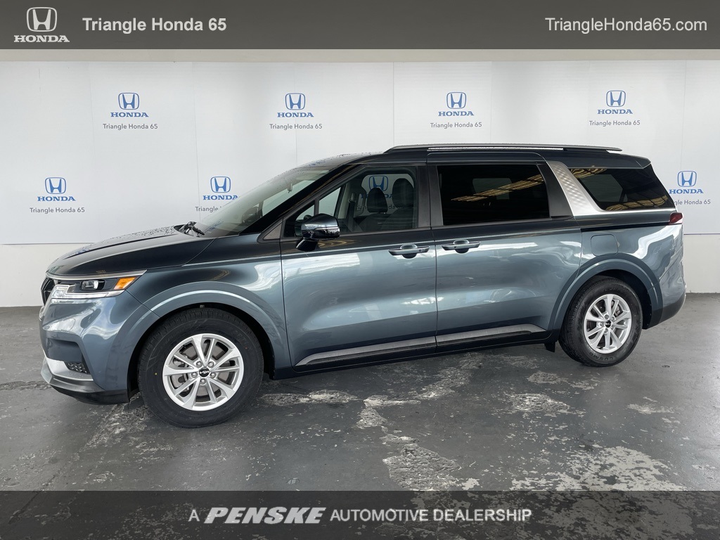 2024 Kia Carnival LX's photo