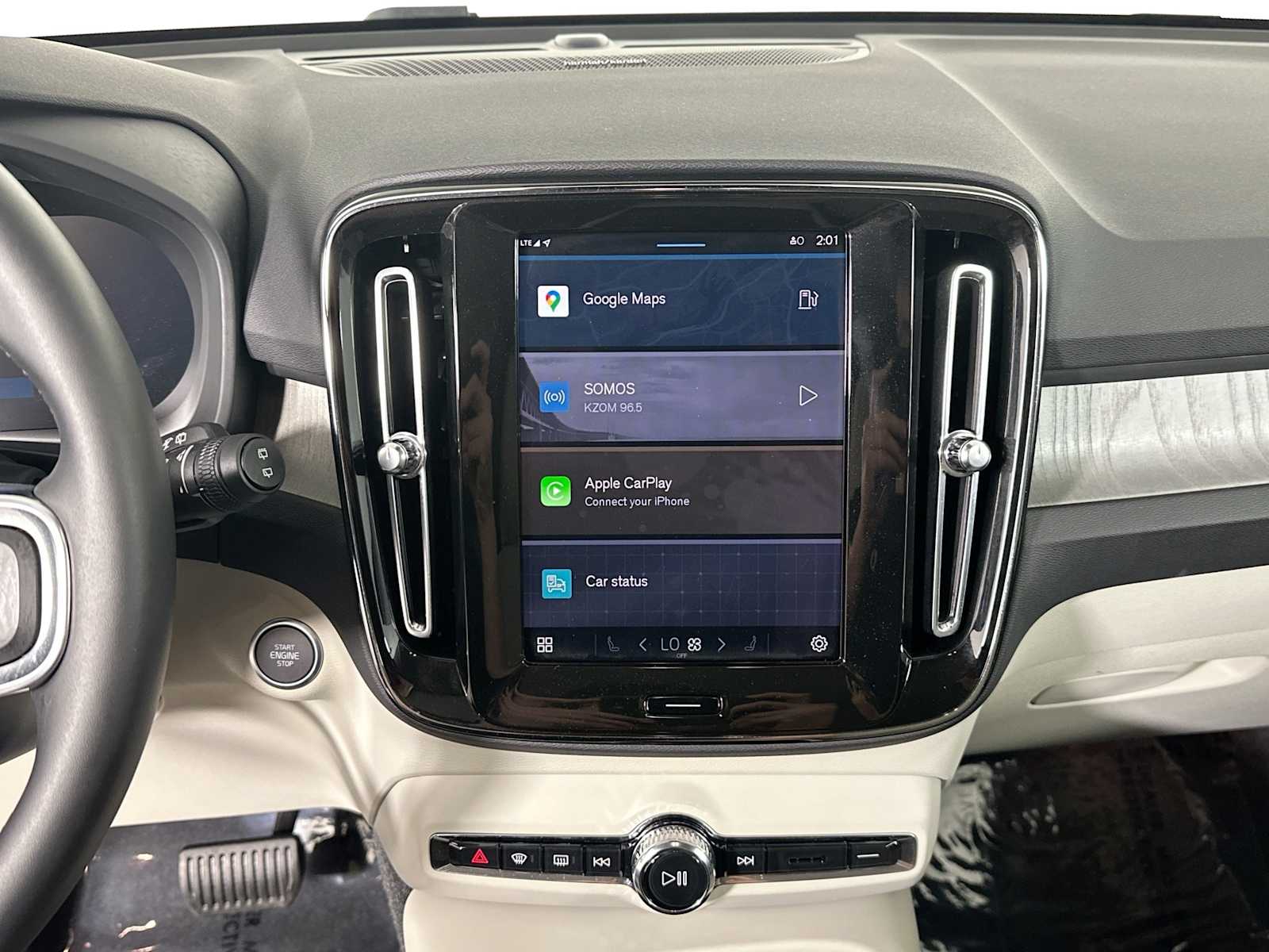 2025 Volvo XC40 AWD Plus photo 13