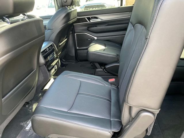 2025 Jeep Wagoneer L Series II photo 8