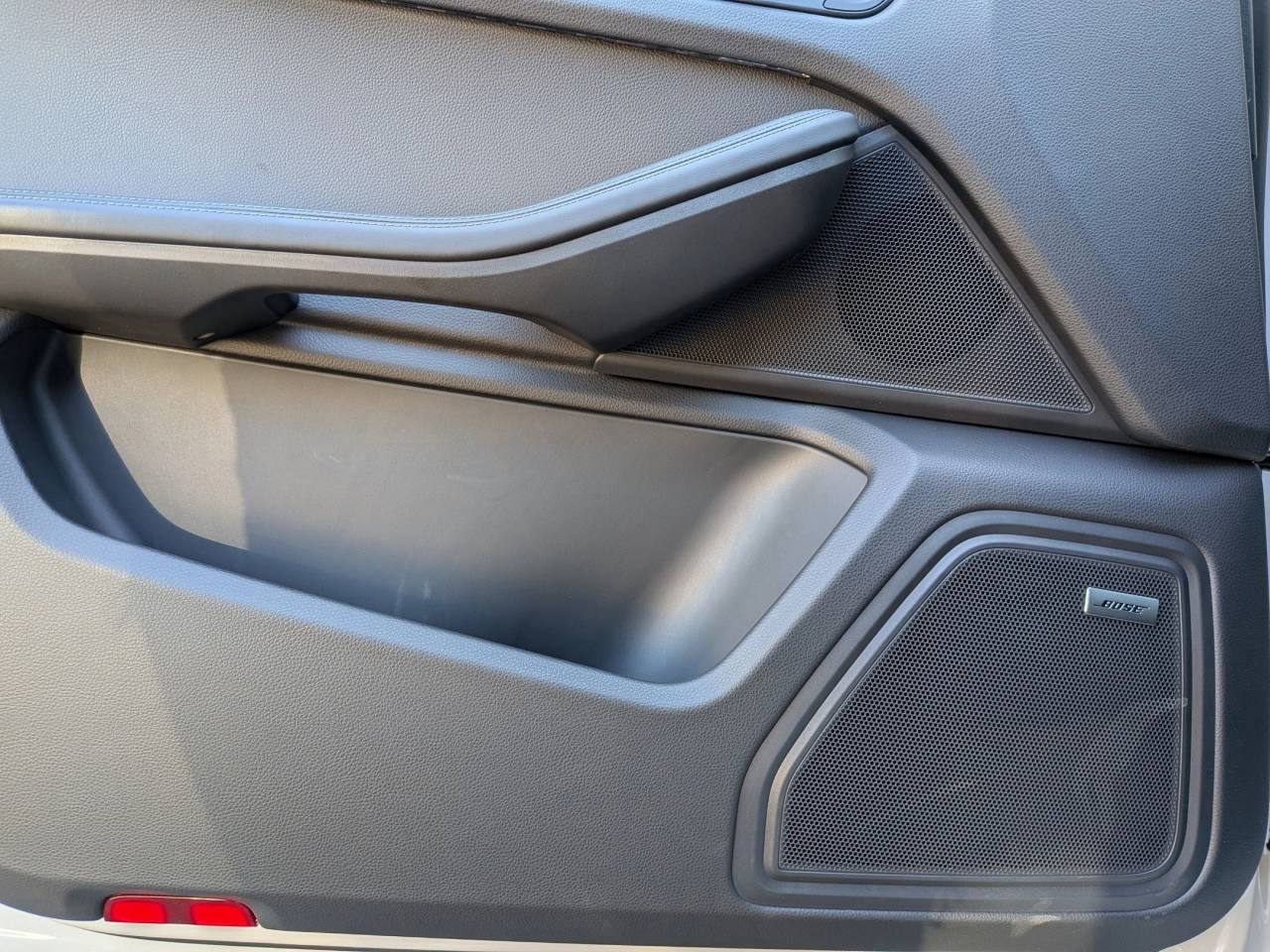 2025 Porsche Macan T photo 13