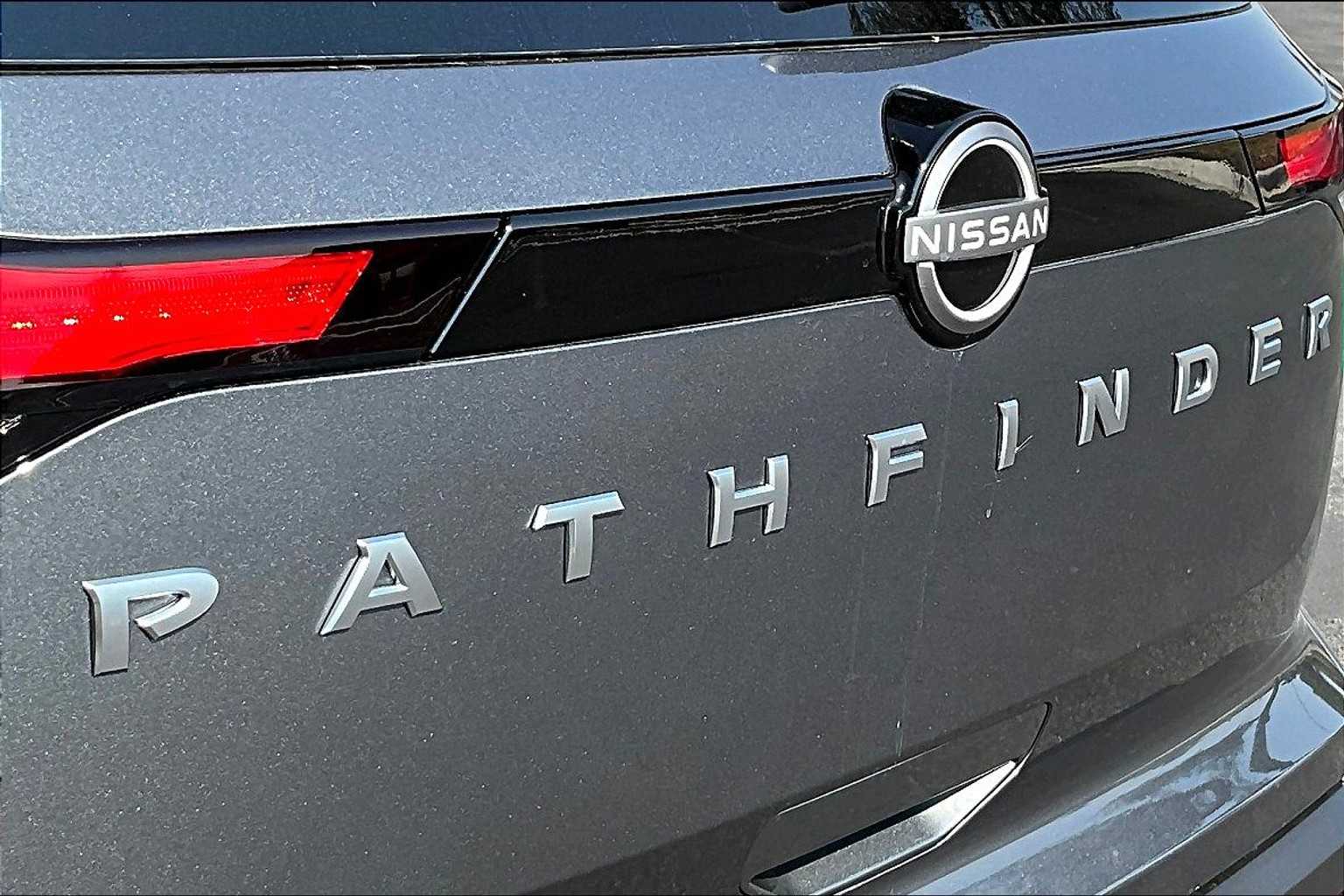 2025 Nissan Pathfinder SV photo 15