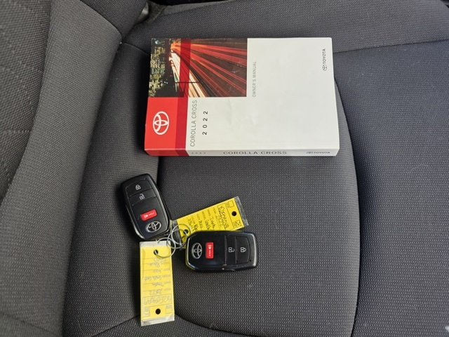 2022 Toyota Corolla Cross LE photo 9