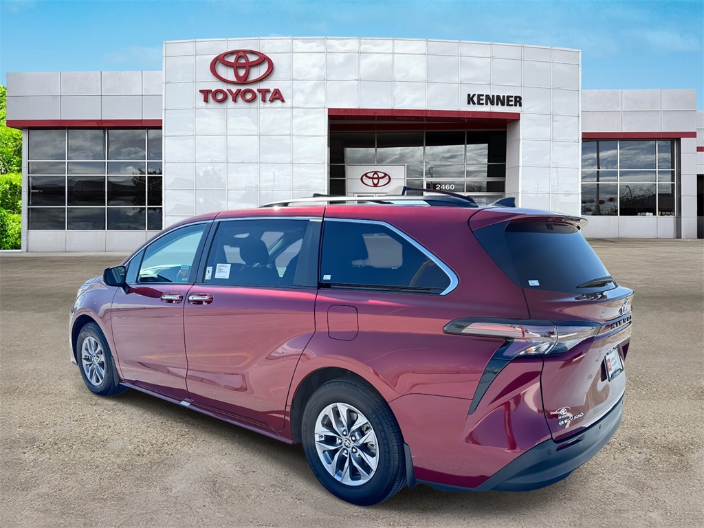 2025 Toyota Sienna XLE photo 4