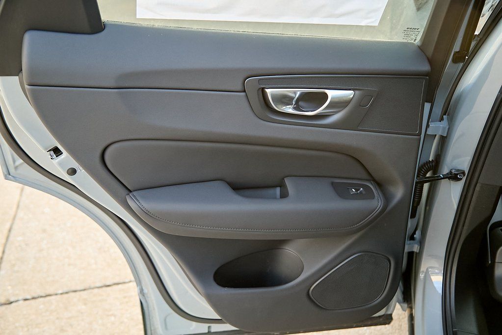 2026 VOLVO XC60 - Image 17