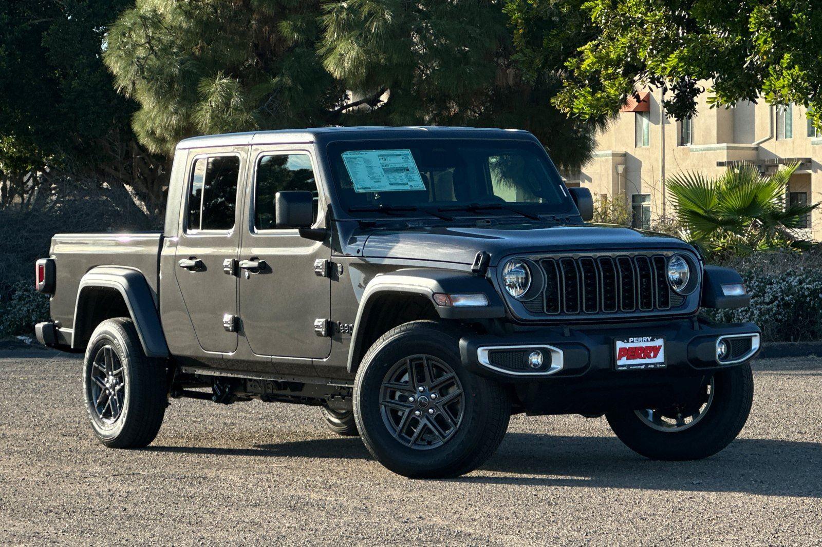 2026 Jeep Gladiator Sport S's photo