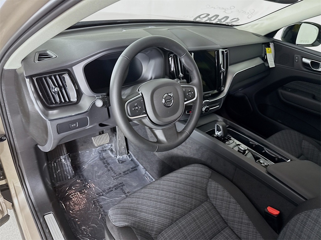 2025 Volvo XC60 B5 Core photo 9