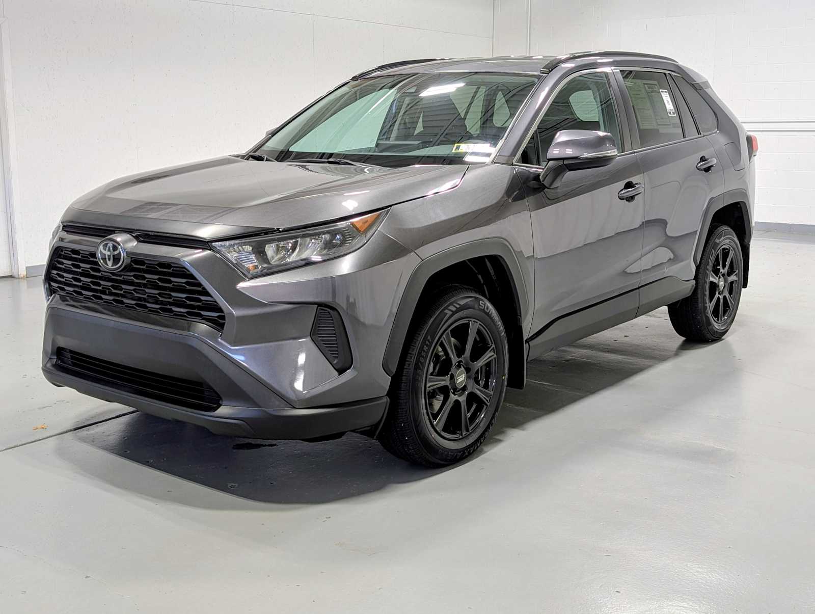 2019 Toyota RAV4 LE's photo