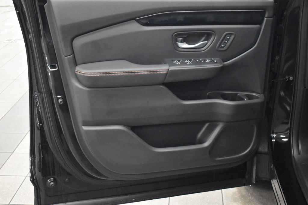 2025 Honda Pilot TrailSport photo 8