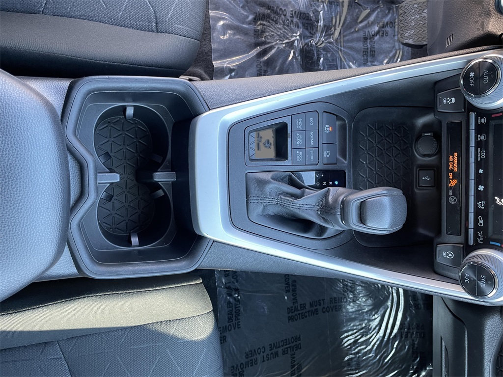 2022 Toyota RAV4 XLE photo 19
