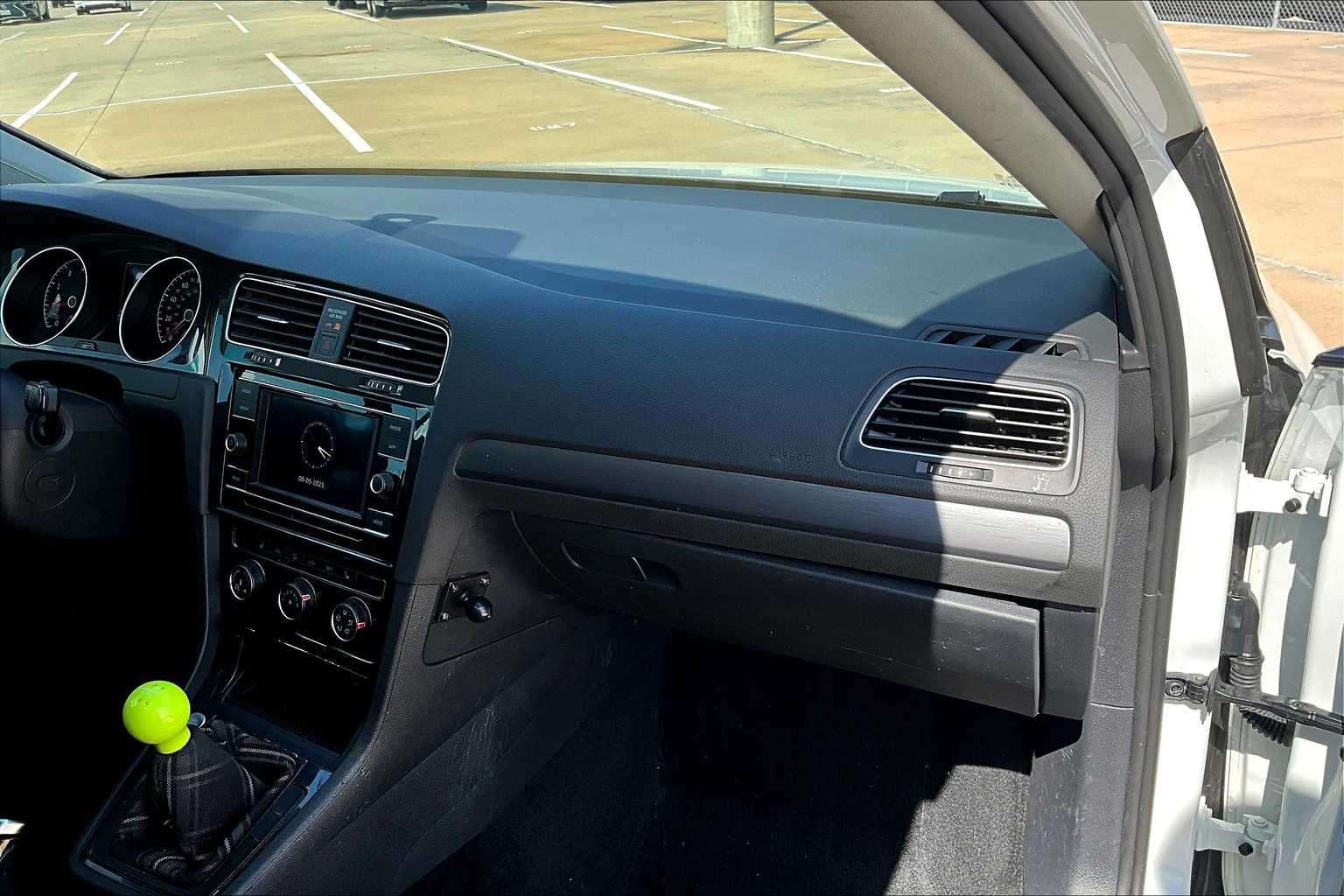2021 Volkswagen Golf TSI photo 17