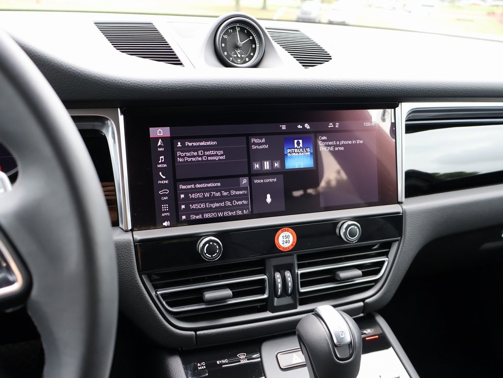 2025 Porsche Macan T photo 21