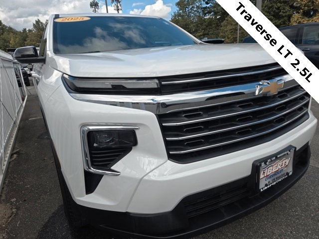 2025 Chevrolet Traverse photo 2