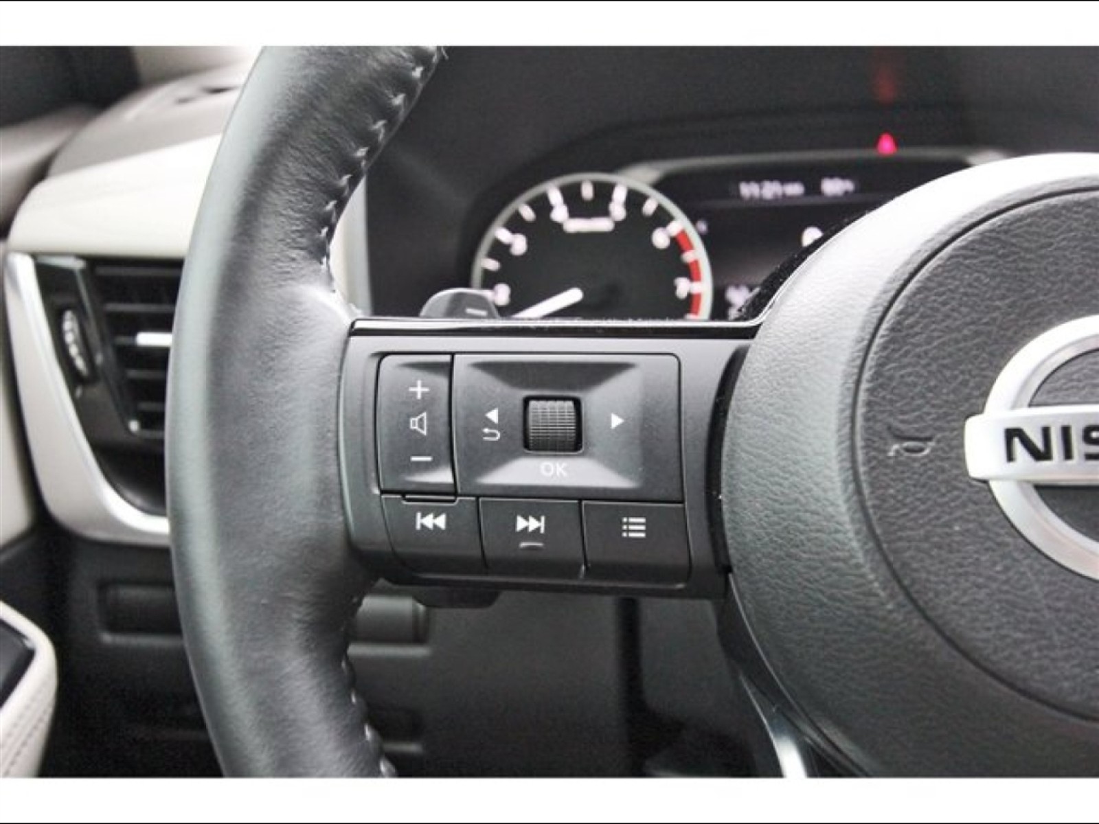 2021 Nissan Rogue SL White at TX Auto Group