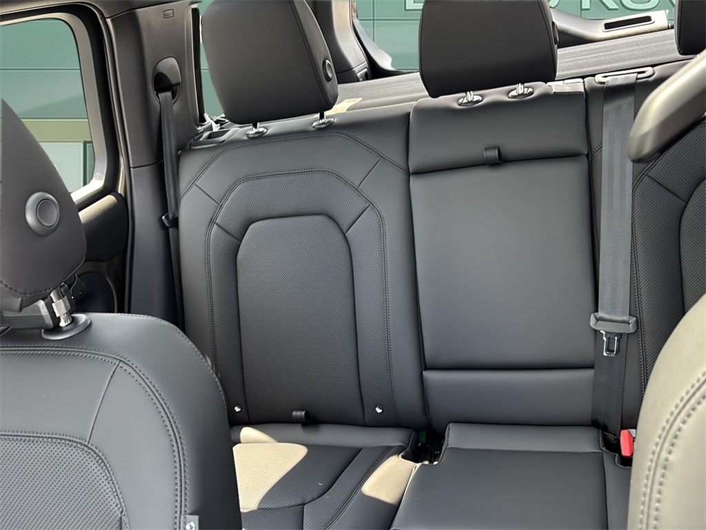 2025 Land Rover Defender 110 X-Dynamic SE photo 6