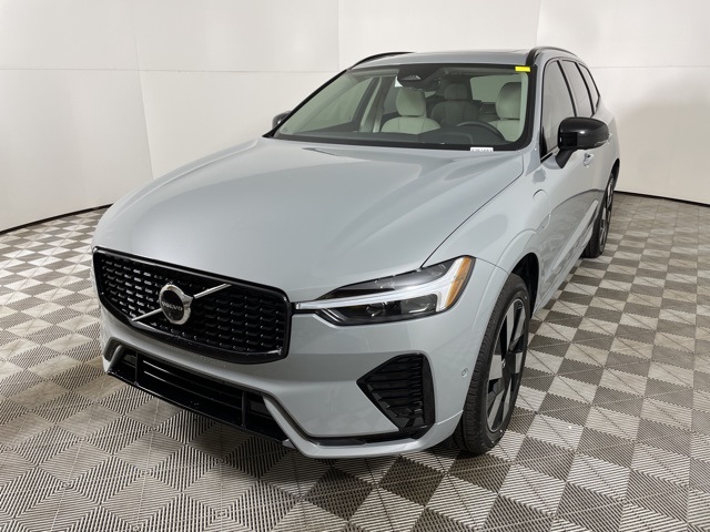 2025 Volvo XC60 T8 Plus photo 5