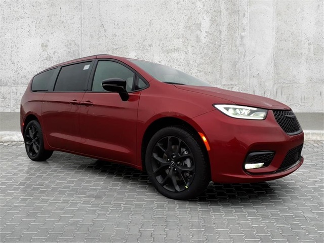 2026 Chrysler Pacifica Limited's photo