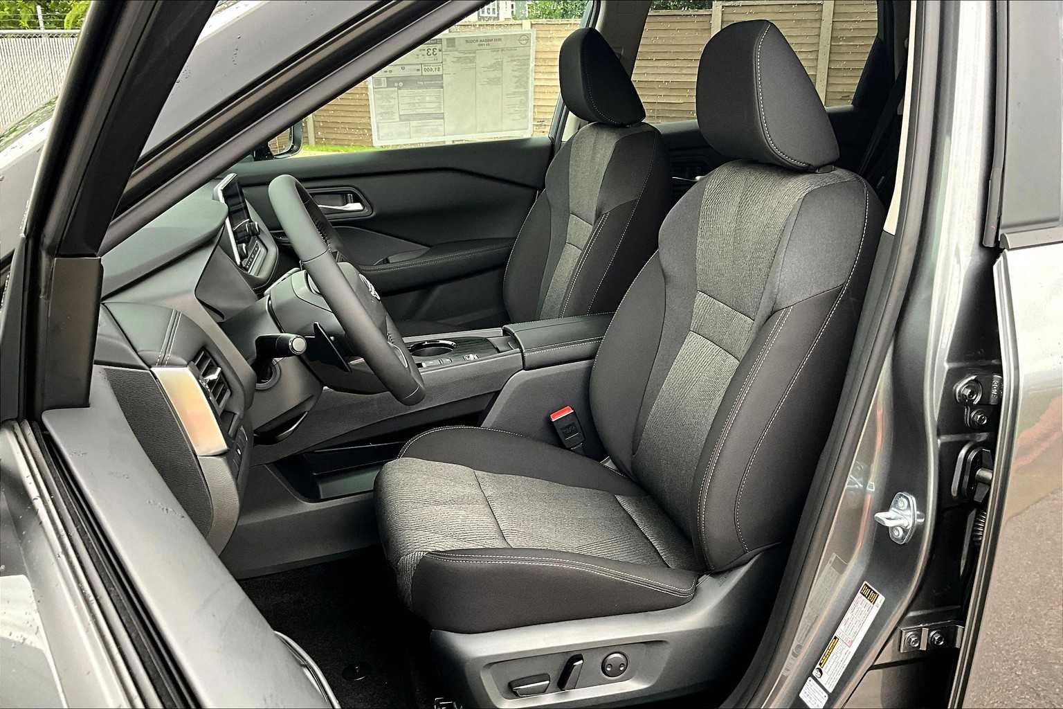 2025 Nissan Rogue SV photo 12