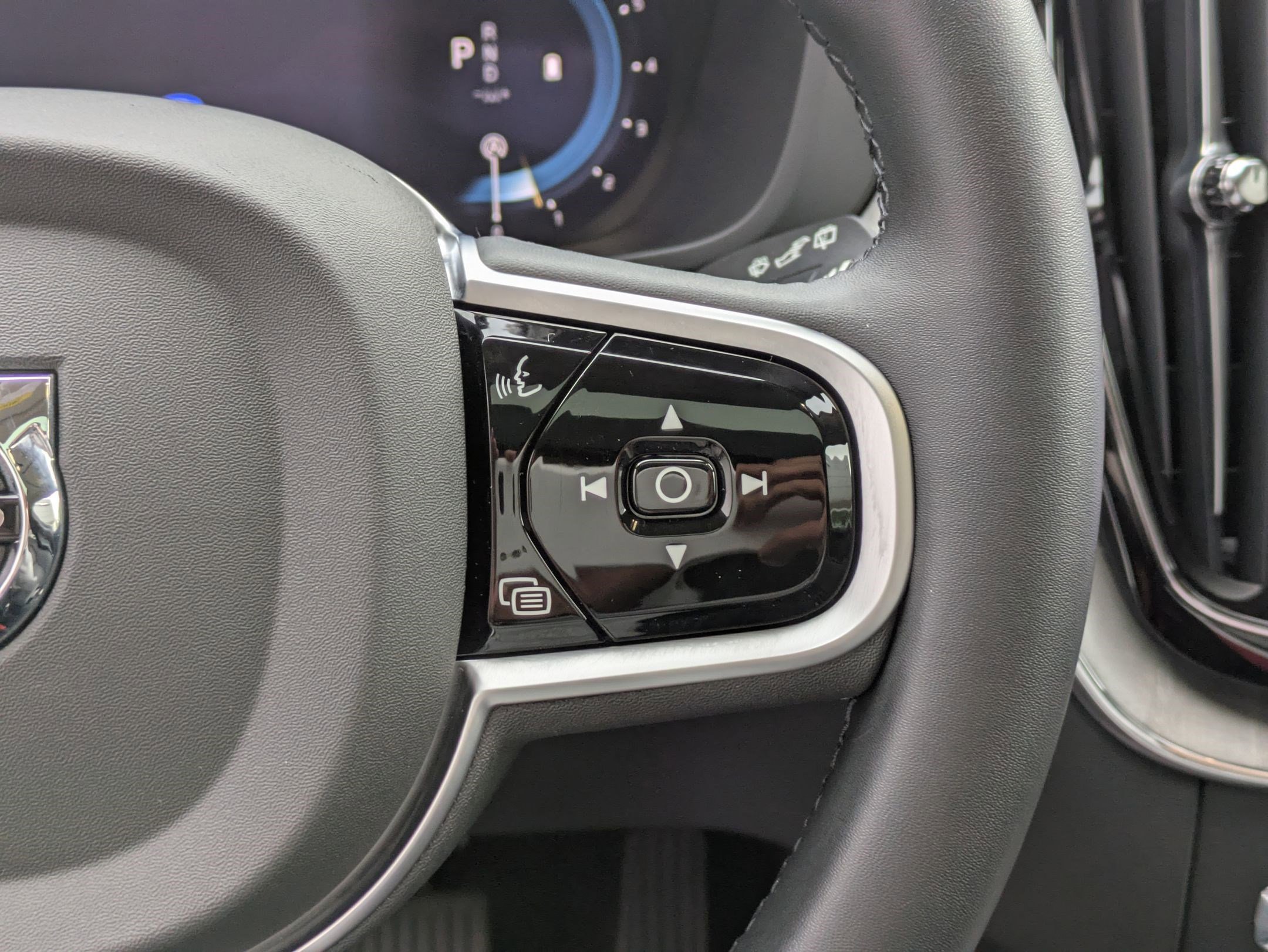 2025 Volvo XC60 Plus photo 16