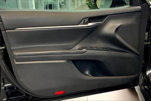 2020 Toyota Camry SE photo 18