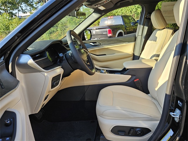 2025 Jeep Grand Cherokee Limited photo 3