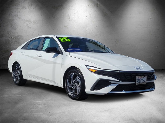 2025 Hyundai Elantra SEL Sport photo 2