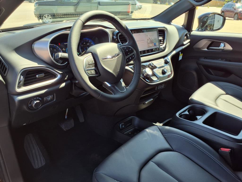 2025 Chrysler Voyager LX photo 18